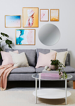 Stylowa ściana obrazów ze złotymi ramami w kilku różnych rozmiarach, m.in. A4