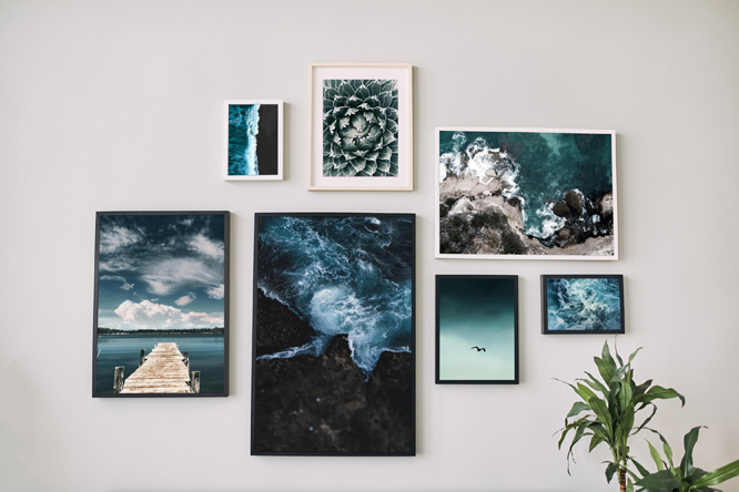 Ściana z obrazami w odcieniach niebieskiego
