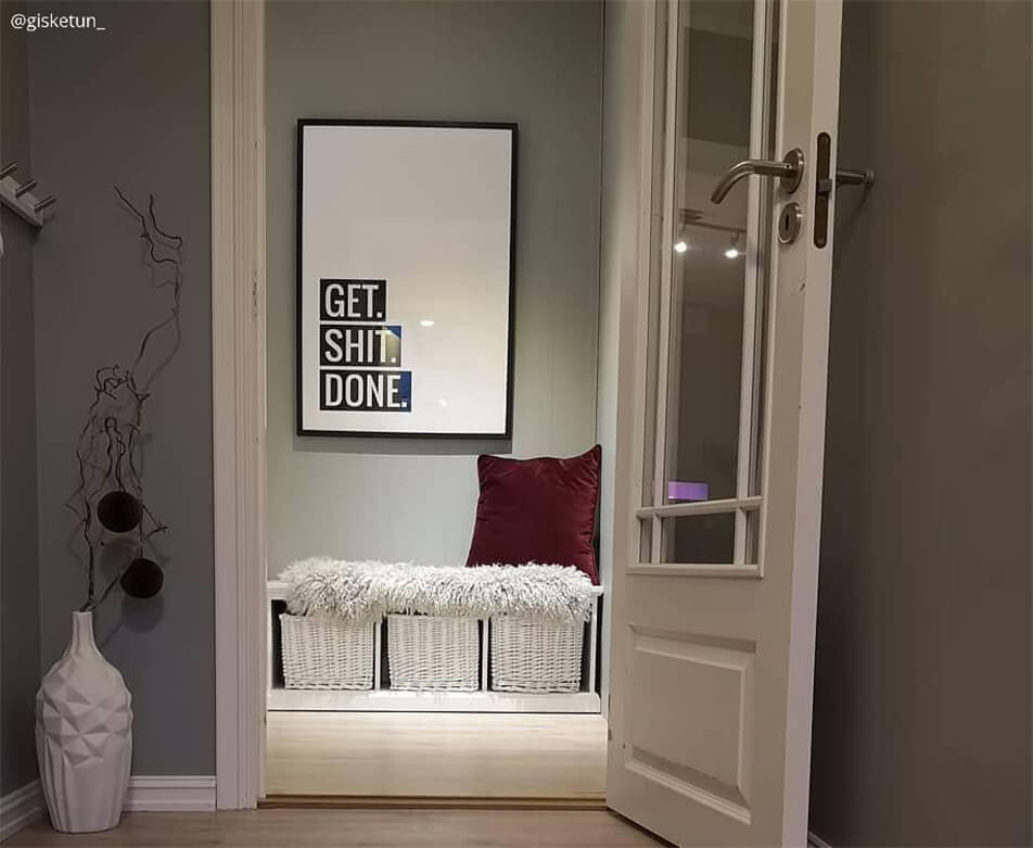 Duży czarno-biały plakat z tekstem – dekoracja do przedpokoju