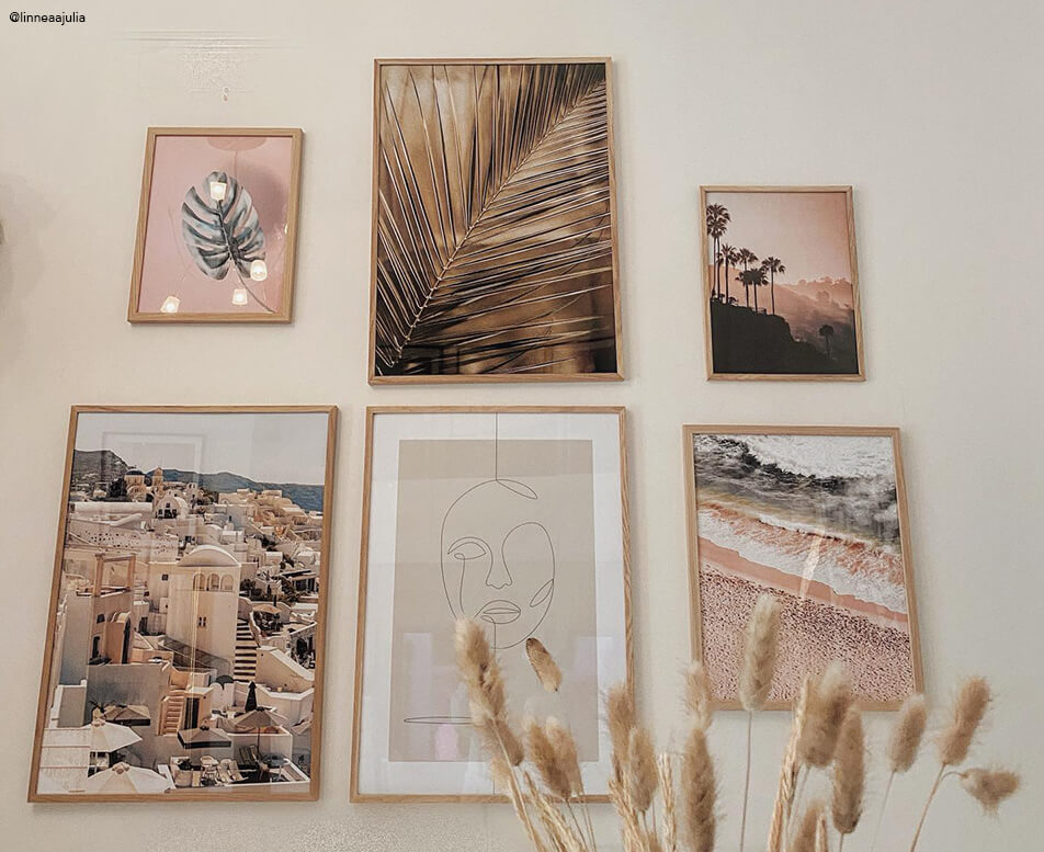 Ściana z obrazami z ramami dębowymi i naturalnymi motywami