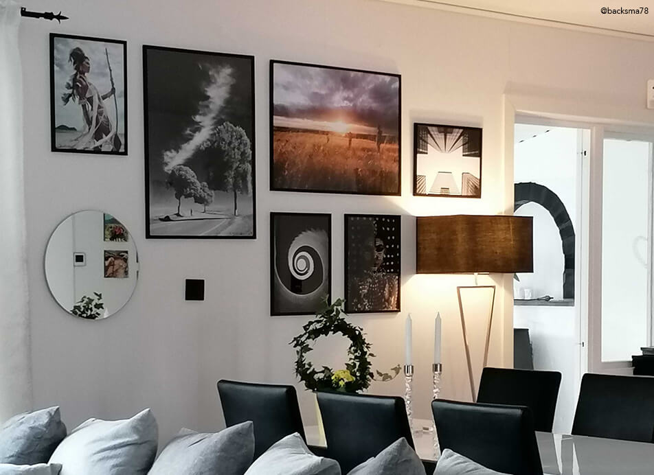 Ściana z obrazami z lustrem i czarnymi ramami