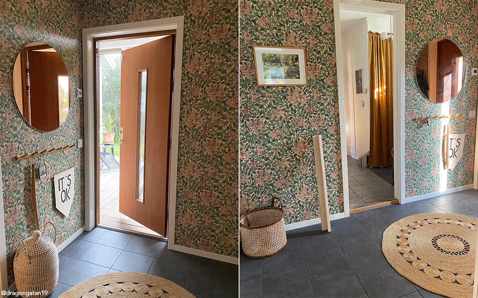 Kwiatowa tapeta w przedpokoju, okrągłe lustro z różowym złotem