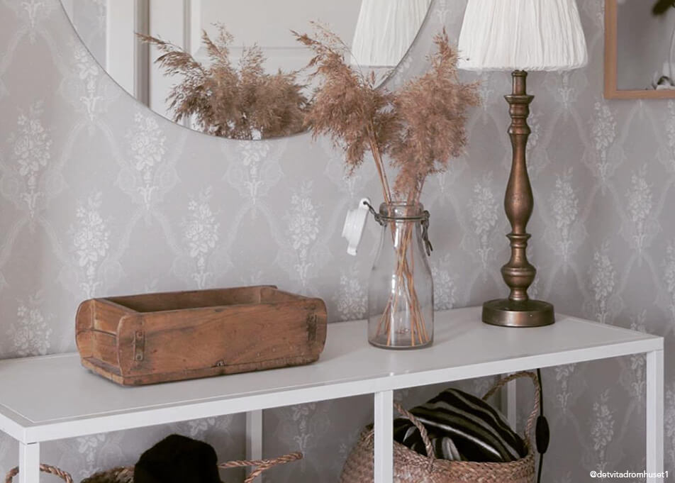 Wystrój przedpokoju - małe przechowywanie w drewnianej misce, okrągłe lustro, lampa w kolorze brązu