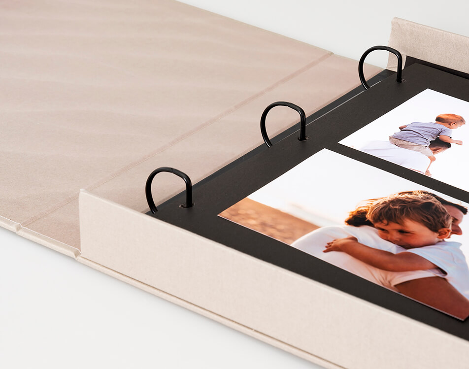 Otwarte fotoalbum z czarnymi stronami – album do samodzielnego wklejania zdjęć