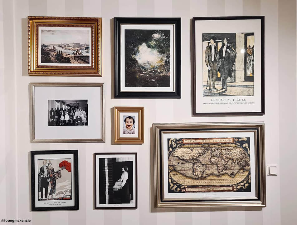 Ściana z obrazami w salonie