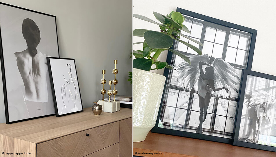 Czarno-białe obrazy ustawione na kredensie