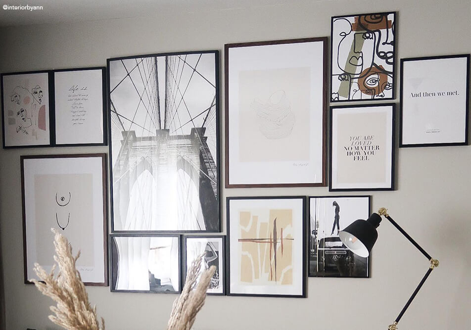 Duża ściana z obrazami nad sofą w salonie
