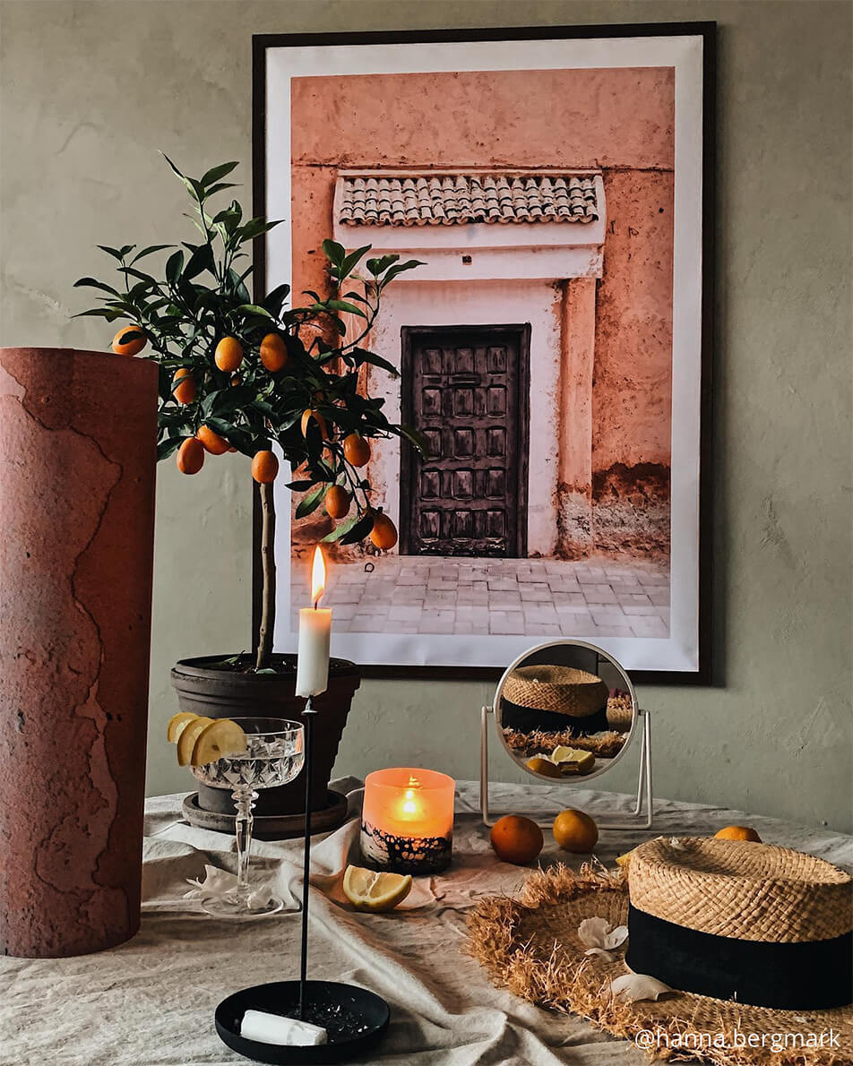 Martwa natura w ciepłym, ziemistym wystroju – okrągłe lustro stołowe