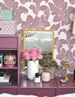 Złote lustro na tle wzorzystym