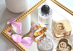 Piękne złote lustro używane jako taca