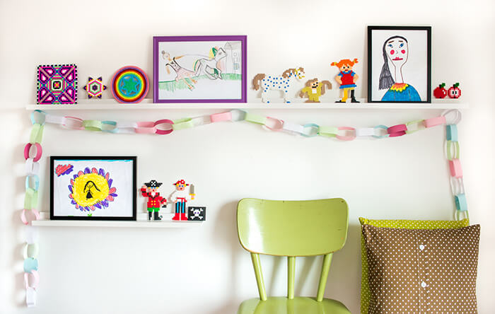 Biała listwa na obrazy w pokoju dziecięcym